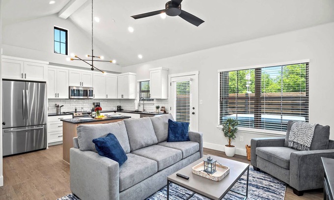 Fredericksburg House | Eagle's Hub 104 - Hot Tub, 5 Min to Main