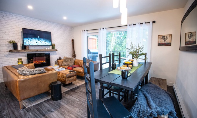 Revelstoke House | Eagles Nest - Townhouse with a View