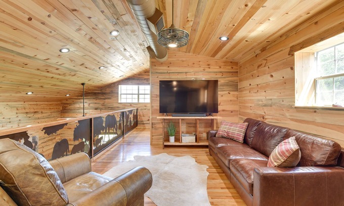 Early Cabin | Early Cabin w/Deck ~ 20 Mi to Lake Brownwood!