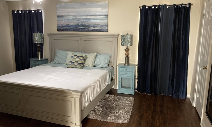 Ellendale House | Easy Living for Work & Exploration Free Parking