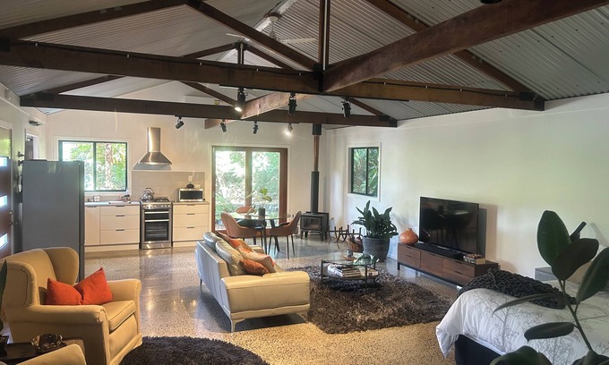 Booroobin Cabin | Eco-luxe studio and amazing Glasshouse Mountains views.