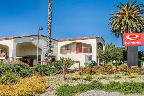 Castro Valley Cabin | Econo Lodge Castro Valley I-580