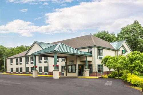Queensbury Cabin | Econo Lodge Glens Falls - Lake George