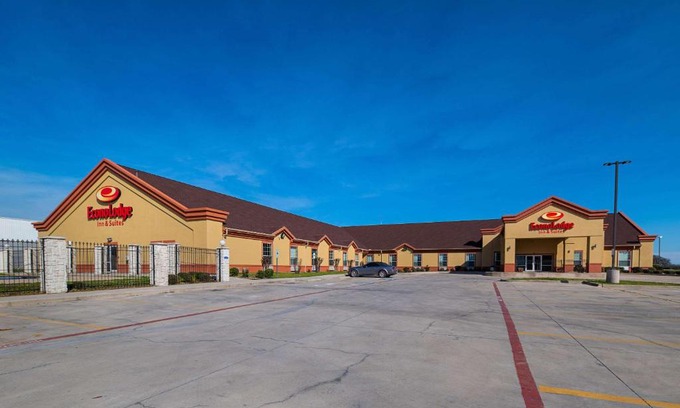 Bridgeport Hotel | Econo Lodge Inn & Suites Bridgeport