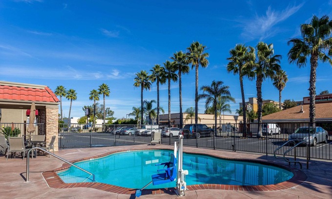 Central Escondido Hotel | Econo Lodge Inn & Suites Escondido Downtown
