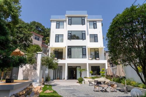 Changjiang County House | Eden Yard Boutique Hotel and Experiences