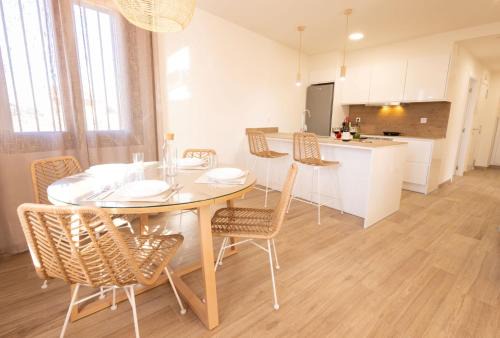 Beceite Apartment | El sueño del Búho 3. Chimenea y terraza.