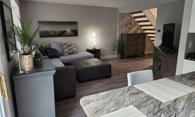 Oakbrook Condo | Elegance at its Best!