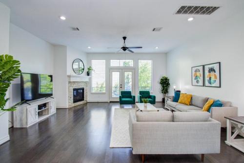 Washington Ave./ Memorial Park House | Elegant 3BR 3,5BA Holiday Home with Private Pool