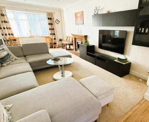 Chigwell House | Elegant 5BDR Executive Home Chigwell