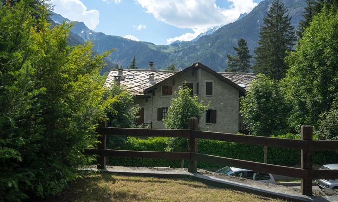 Courmayeur House | Elegant accommodation with garden and unobstructed mountain views