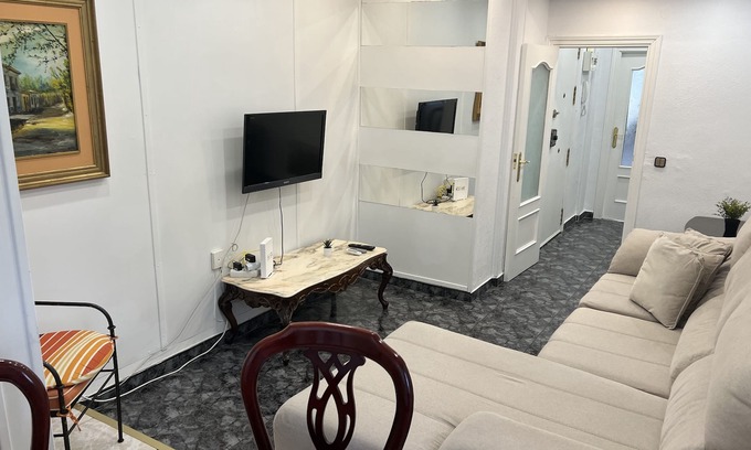 Pueblo Nuevo Apartment | Elegant Apartment near Ventas and Alcala with Wifi