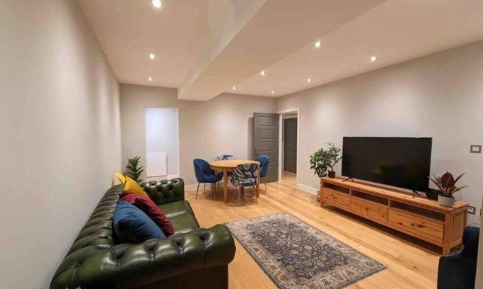 Brentwood Apartment | Elegant Central Brentwood Flat