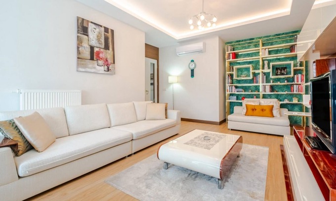 Kartal Apartment | Elegant Flat with Balcony in Kartal