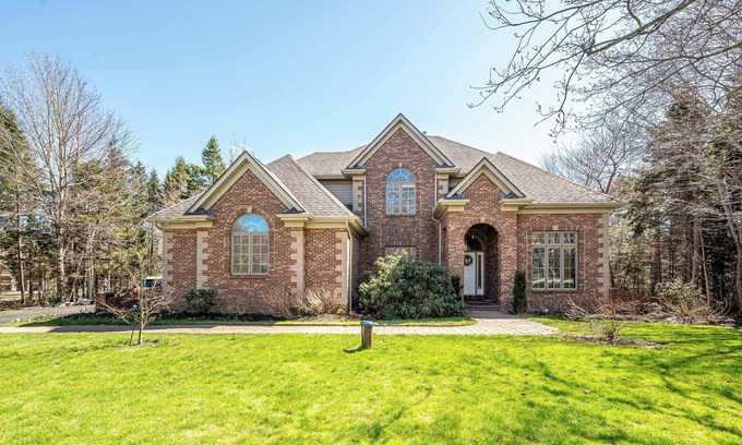 Hammonds Plains Villa | Elegant Lakehouse on Golf Course with large property ground