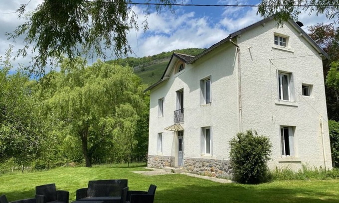 Issor Bed & Breakfast | Elegant retro cottage at the foot of the mountains, stove, WIFI, + view