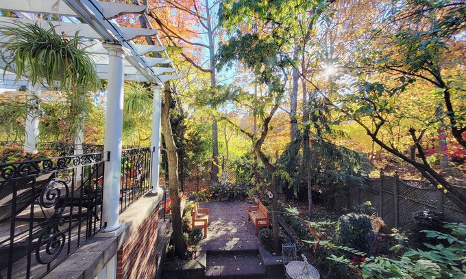 East Credit House | Elegant Unit like Cottage in City Center w/Movie Theater-Near Toronto Airport