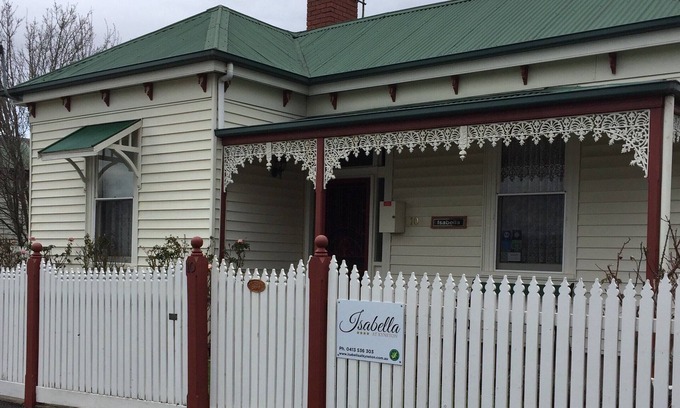 Kyneton House | Elegant Victorian Cottage in Town Centre includes Delicious Breakfast Provisions
