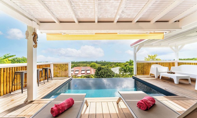 Grand-Bourg Villa | Elegant villa Ti Moca offering a vue sur les îles voisines, ideal for 6 guests