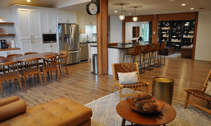 Woodway House | Elegantly Designed Mid-Century Modern Home Near Magnolia