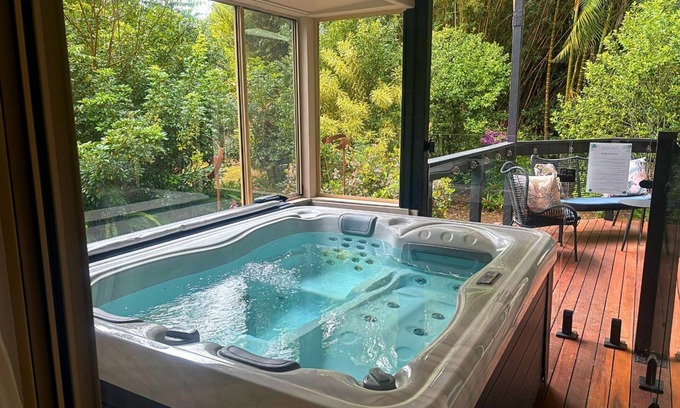 Montville House | Elevata Villa - Magnesium Spa Jacuzzi - Wood Fire - Claw Bath - Pet Friendly