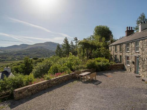 Cwm-y-glo House | Elidir View