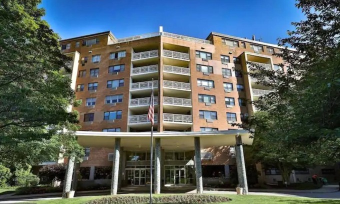 Elkins Park Cabin | Elkins Park studio 1 Queen & 1 sleeper Hotel style kitchen & bathroom+ Amenities
