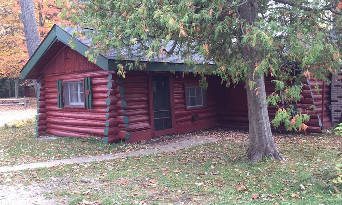 Grawn Cabin | Ellis Lake Resort - Oak Logroom-Interlochen/Traverse City