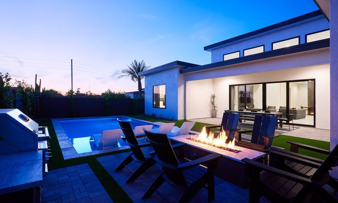 Palos Verdes House | Ember-Pool Heat Available-In North Scottsdale
