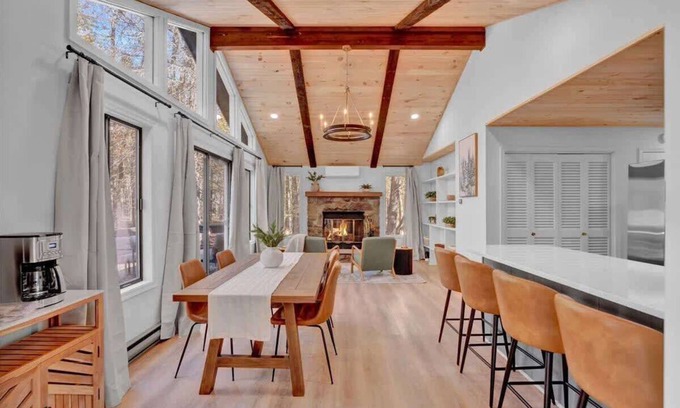 Gouldsboro Cabin | Emerald Pines Cabin | Lake Access | Hot Tub