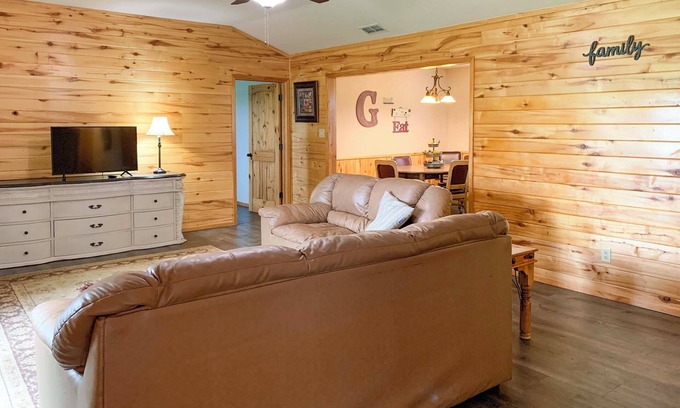 Emory Cottage | Emory Escape w/Pond Access < 13 Mi to Lake!