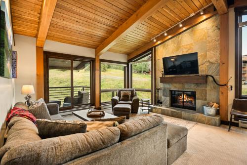 Snowmass Village House | Enclave 312, Ski-In/Ski-Out Condo, Top Floor w/Hot Tub, Gym and Out Door Pool in Snowmass