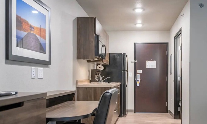 Wilkes East House | Enjoy 3 Pet-Friendly Rooms with Kitchen and Parking Included Near Oregon Zoo