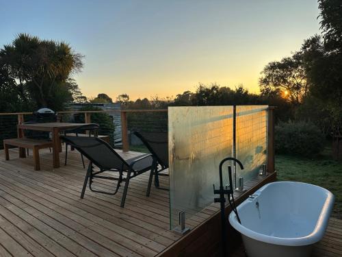 Creswick House | Enjoy a renovated retreat with outdoor bath