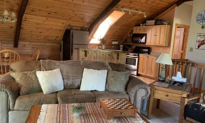 Viroqua Cabin | Enjoy the county life with great views and a very peaceful setting.