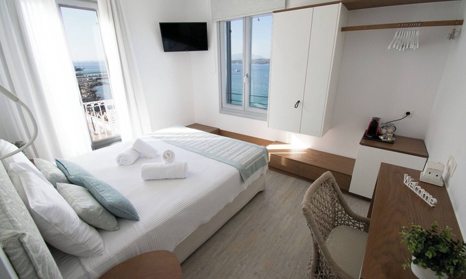 Spetses Apartment | Enjoy the sea view from the comfort of your bed! - Queen sized bed studio