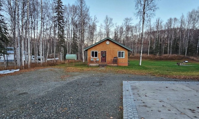 Willow Cabin | Enjoy your stay at the Grizzly Inn in the quaint community of Willow Alaska!