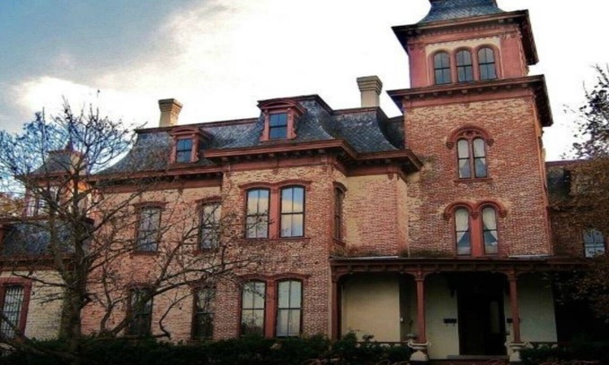 Plattsburgh Apartment | Enormous room in a Gorgeous Historic Mansion