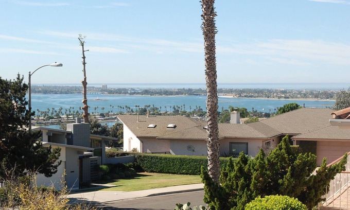 Bay Park House | Entire 3 Bedrooms Guest House Close Beach Downtown