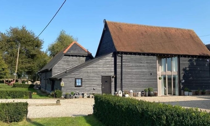 Howlett End House | Entire Contemporary Barn 5 bedrooms-rural location