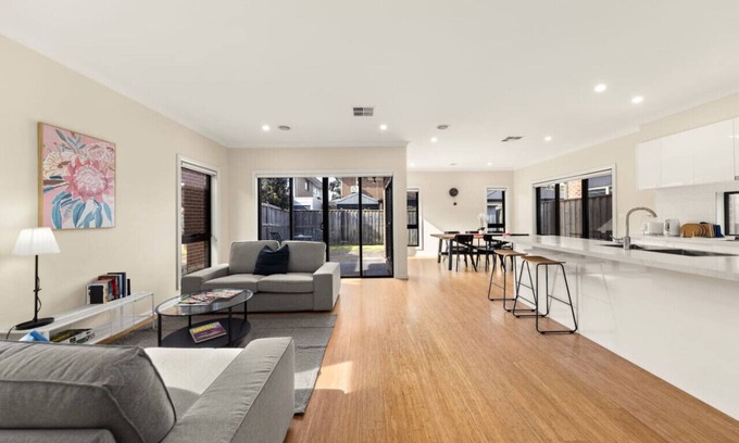 Keysborough House | Entire Cozy 4BR House with 2 Ensuites Keysborough