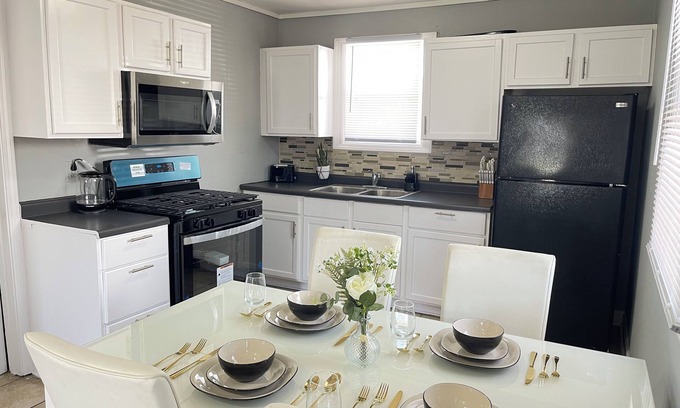 Park Forest House | Entire Cozy Home + Free Parking + Fast Wi-Fi & Located in Central Area