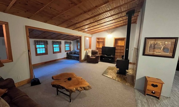 Manchester House | Entire Home/Cabin - Cozy Cottage Vibes with Fire Pit, Full Kitchen & Garden