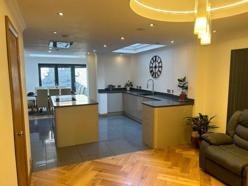 New Brighton House | Entire Seaside Home 6 Private BedRooms Sleeps 10,4 Minute Walk To Station