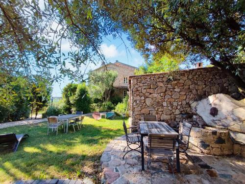 Peri Apartment | Entre mer & maquis, l'âme de la Corse en gîtes de charme avec jacuzzi, proche Ajaccio