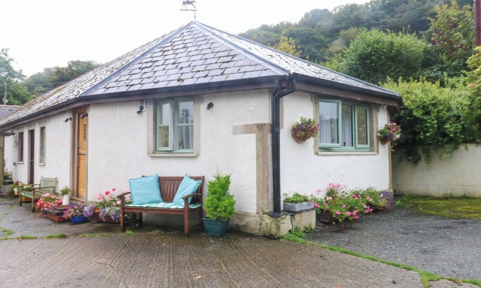 Clarbeston Road Cottage | EQUINE STUDIO ANNEXE, pet friendly in Maenclochog