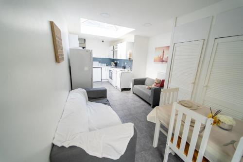Selly Oak Apartment | Equipped Studios in Guest House next to UOB and QE close to City!