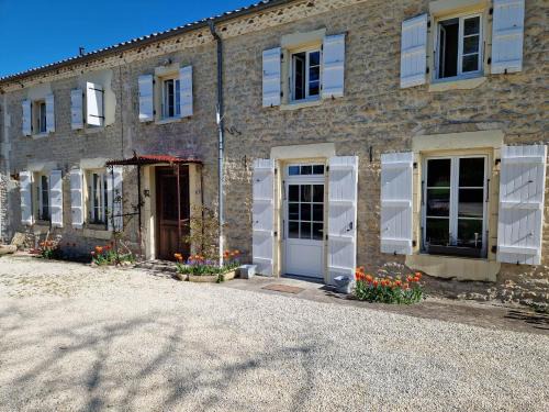 Gibourne Bed & Breakfast | ESCALE AU CLOS SAINT MARTIN DE JUILLERS Gîtes et Chambres d'hôtes