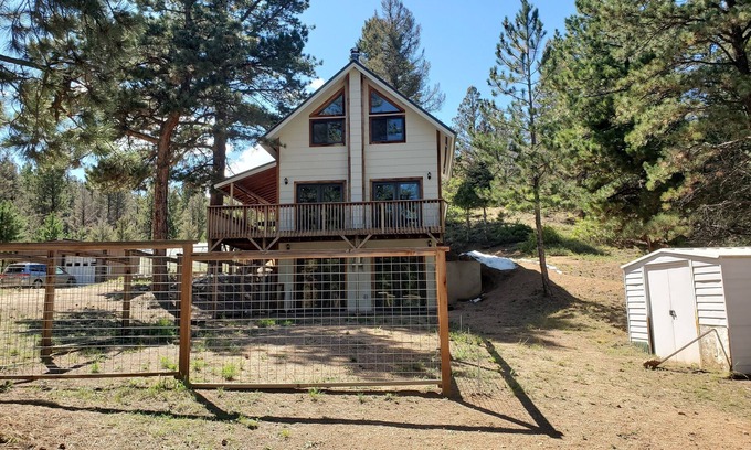 Howard Cabin | Escape to cozy Cotopaxi cabin, just a quick drive away from Arkansas River