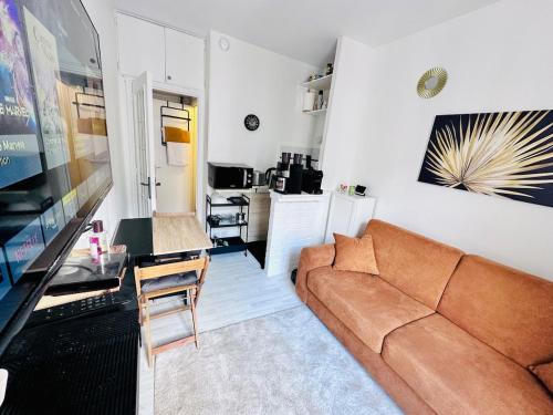 Epinettes Apartment | Escape to Paris